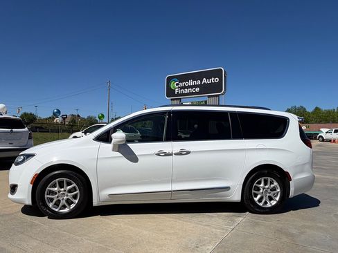 Used 2020 Chrysler Pacifica Touring-L image 3