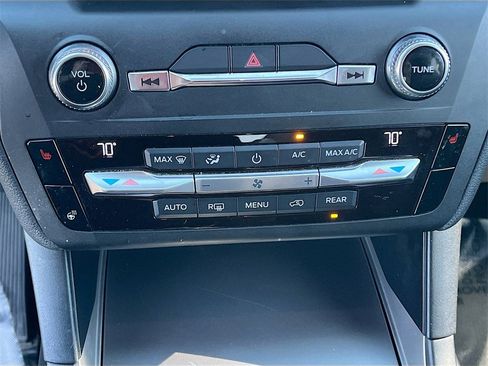 Used 2020 Ford Explorer XLT w/ Comfort Package image 15