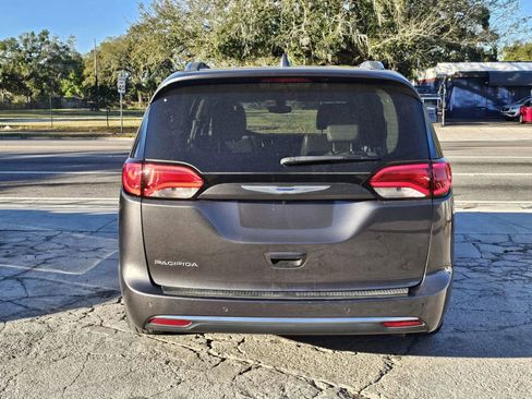 Used 2019 Chrysler Pacifica Touring-L image 4