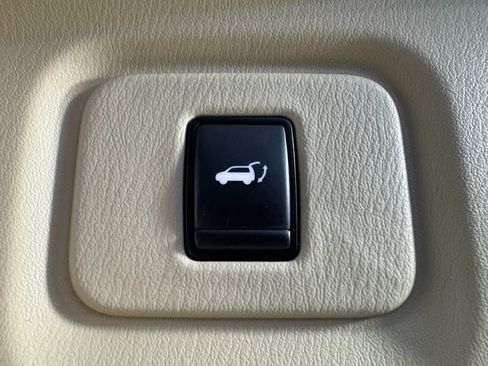 Used 2018 Nissan Pathfinder Platinum image 32