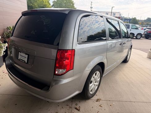 Used 2020 Dodge Grand Caravan SE w/ UConnect Hands-Free Group FWD image 7