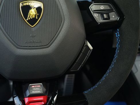 Used 2022 Lamborghini Huracan STO image 21