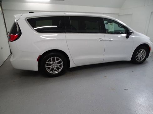 Used 2025 Chrysler Pacifica Select FWD image 19