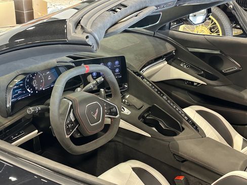 Used 2023 Chevrolet Corvette Stingray Premium Conv w/ Z51 Performance Package RWD image 9