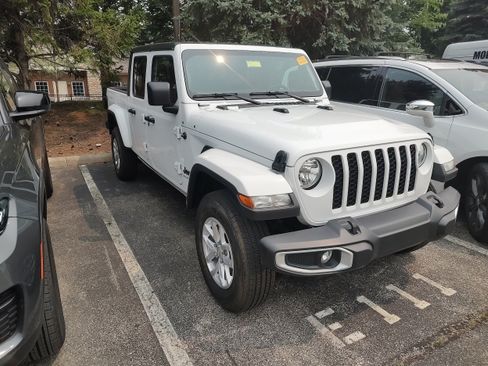 Used 2023 Jeep Gladiator Sport AWD/4WD image 2