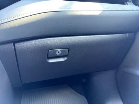 Used 2025 Toyota Highlander XLE image 9