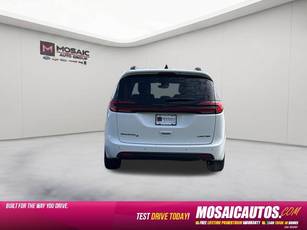 Used 2025 Chrysler Pacifica Limited FWD image 6