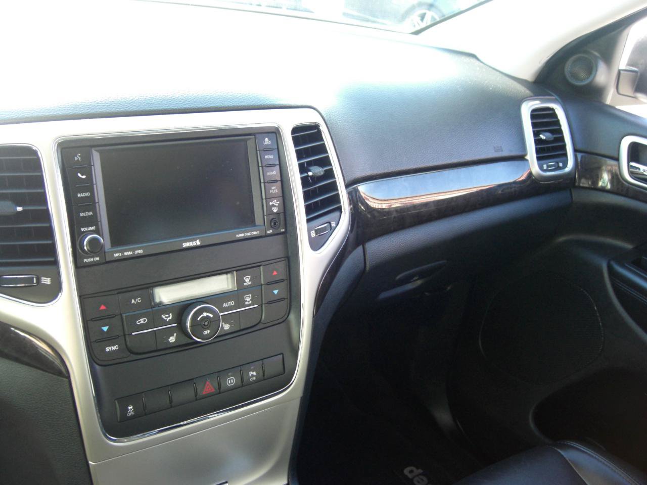 Used 2011 Jeep Grand Cherokee Laredo AWD/4WD image 8