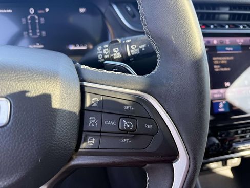 Used 2023 Jeep Grand Cherokee L Limited w/ Luxury Tech Group II image 18