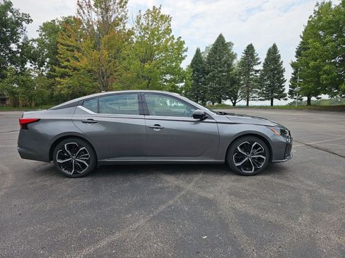 Used 2024 Nissan Altima 2.5 SR FWD image 7