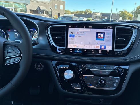 New 2026 Chrysler Pacifica Select w/ S Appearance Package image 18