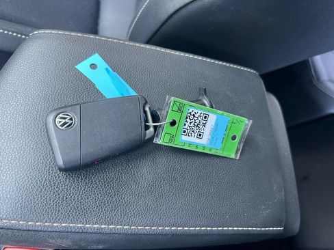Used 2024 Volkswagen Tiguan SE w/ Panoramic Sunroof Package FWD image 26