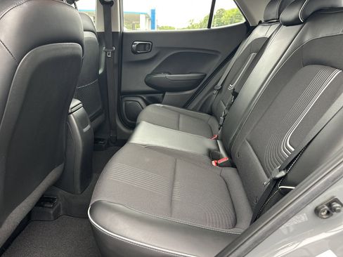 Used 2023 Hyundai Venue Limited FWD image 21