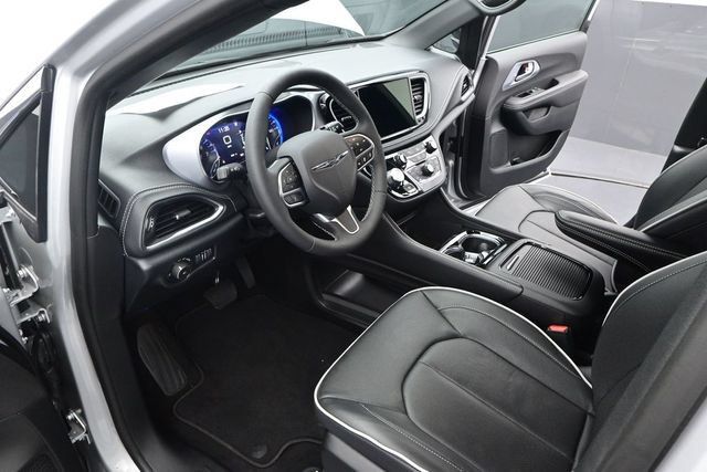 Used 2026 Chrysler Pacifica Limited FWD image 5
