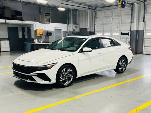Used 2025 Hyundai Elantra SEL FWD image 15