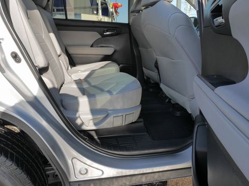 Used 2022 Toyota Highlander XLE image 10