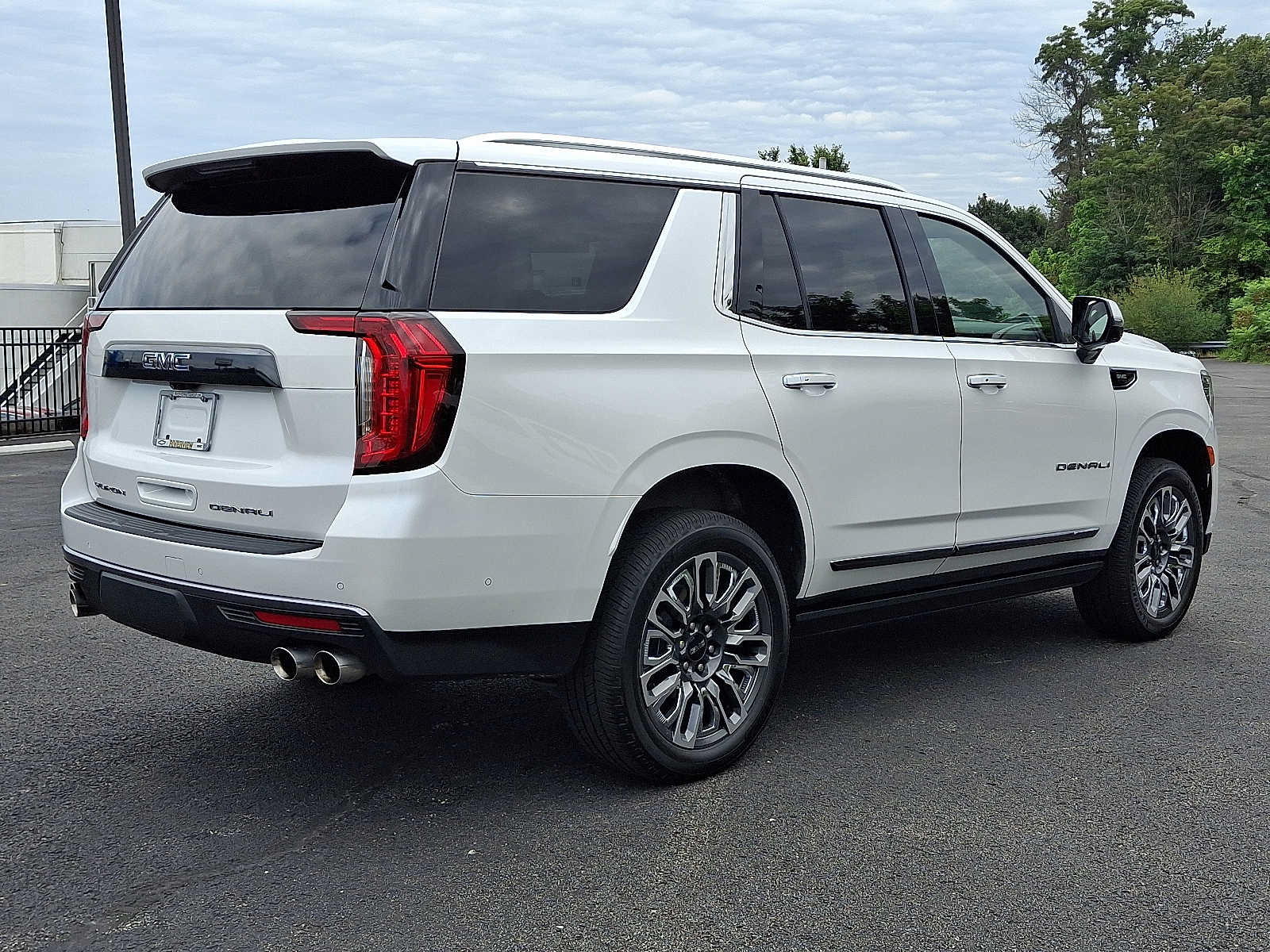 Used 2024 GMC Yukon Denali Ultimate AWD/4WD image 7