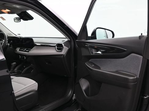 Used 2025 Chevrolet TrailBlazer LT FWD image 16