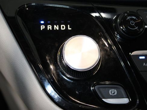 Used 2024 Chrysler Pacifica Touring-L image 32