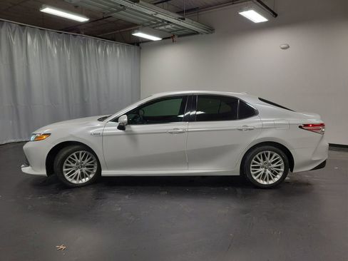 Used 2020 Toyota Camry XLE image 5