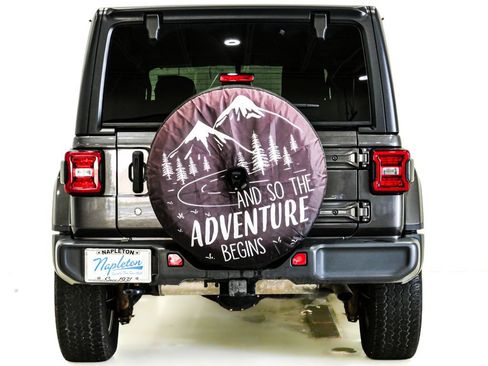 Used 2018 Jeep Wrangler Unlimited Sahara AWD/4WD image 8