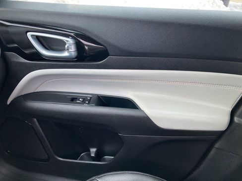 Certified 2025 Jeep Compass Limited image 19