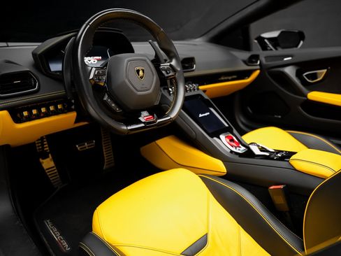 Used 2023 Lamborghini Huracan EVO image 2