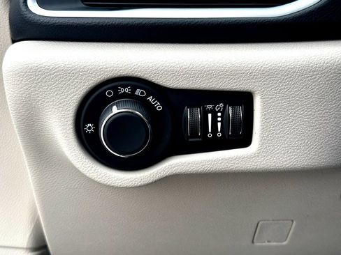 Used 2024 Chrysler Voyager LX FWD image 18