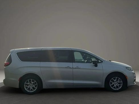 Used 2024 Chrysler Pacifica Touring-L FWD image 6