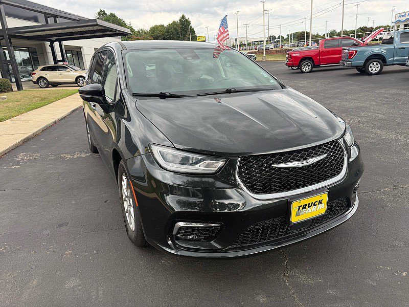 Used 2023 Chrysler Pacifica Touring-L FWD image 6