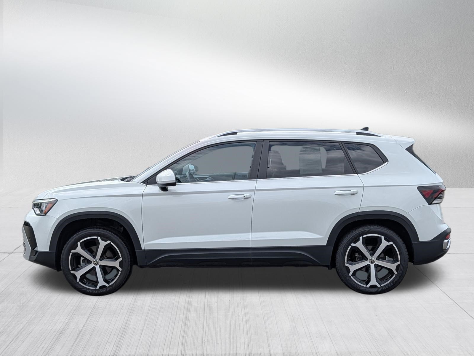 Certified 2025 Volkswagen Taos SEL AWD/4WD image 4