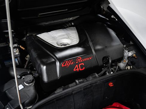 Used 2018 Alfa Romeo 4C Spider image 32