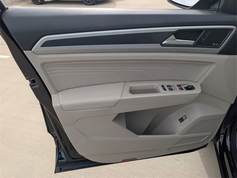 Used 2022 Volkswagen Atlas SEL Premium image 17