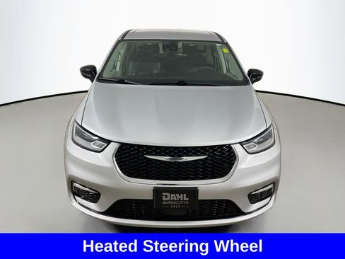 Used 2024 Chrysler Pacifica Touring-L image 2