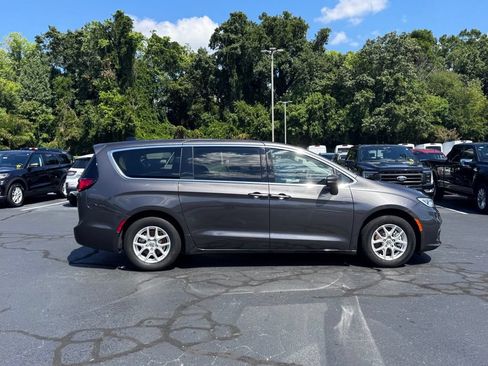 Used 2023 Chrysler Pacifica Touring-L FWD image 4