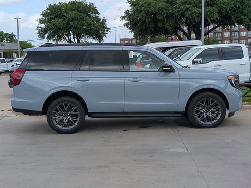 New 2026 Ford Expedition Platinum image 3