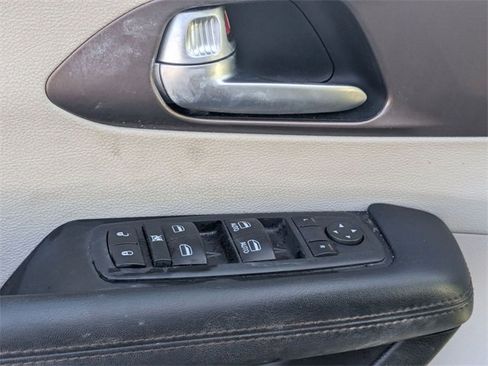 Used 2017 Chrysler Pacifica Touring-L image 10