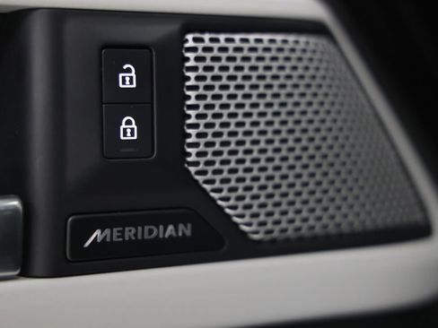 Used 2023 Land Rover Defender 130 SE AWD/4WD image 25