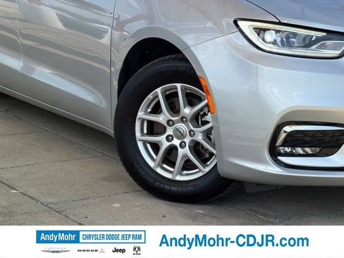 Used 2024 Chrysler Pacifica Touring-L FWD image 7