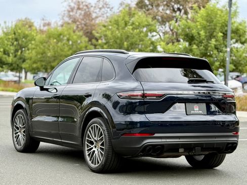 Used 2022 Porsche Cayenne Platinum Edition image 16