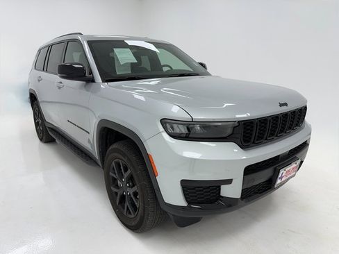 Used 2025 Jeep Grand Cherokee L Altitude image 2