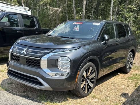 Used 2025 Mitsubishi Outlander SE FWD image 12