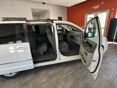 Used 2010 Chrysler Town & Country Touring FWD image 11