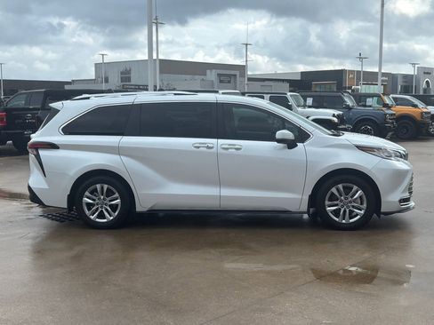Used 2023 Toyota Sienna Limited image 2