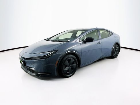 Used 2025 Toyota Prius LE image 3