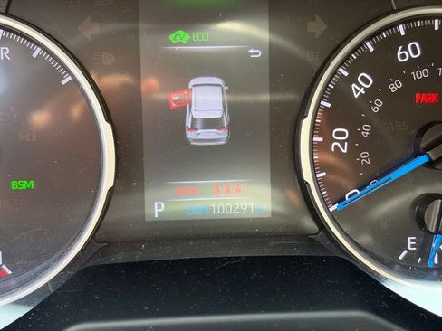 Used 2022 Toyota RAV4 XLE Premium AWD/4WD image 6