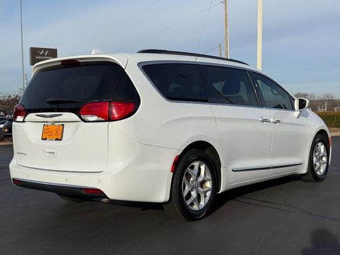 Used 2017 Chrysler Pacifica Touring-L w/ Tire & Wheel Group image 3