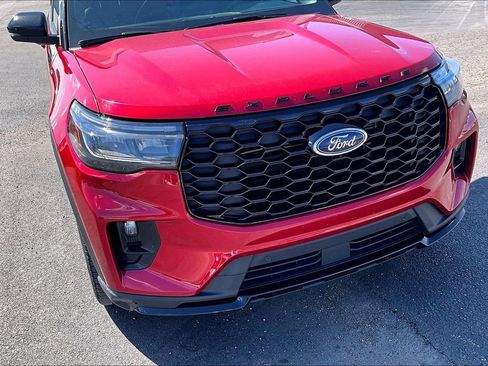 Used 2025 Ford Explorer ST-Line w/ ST-Line Street Pack AWD/4WD image 4