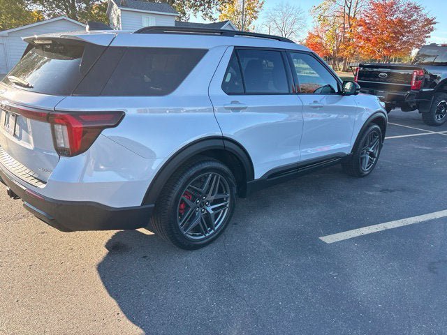 Used 2026 Ford Explorer ST-Line w/ ST-Line Street Pack AWD/4WD image 3