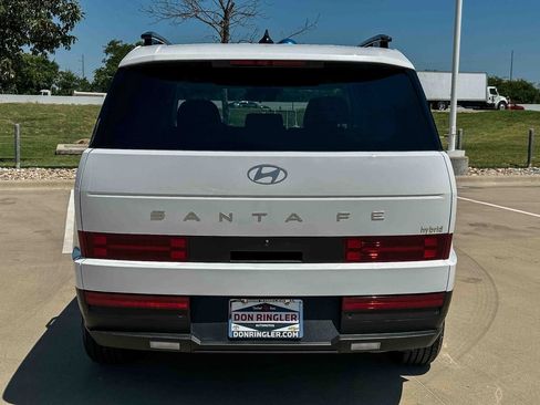 Used 2025 Hyundai Santa Fe SEL FWD image 4
